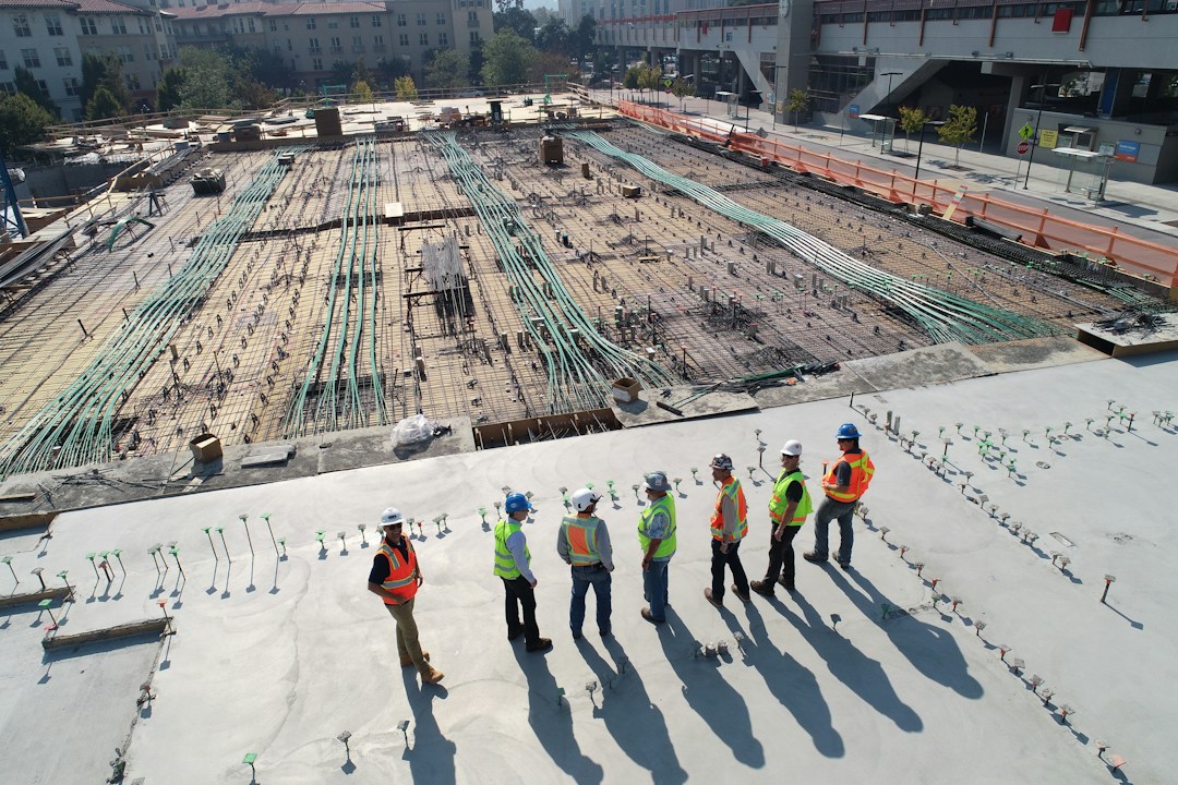 Equipo profesional en una obra de construcción durante una jornada de trabajo