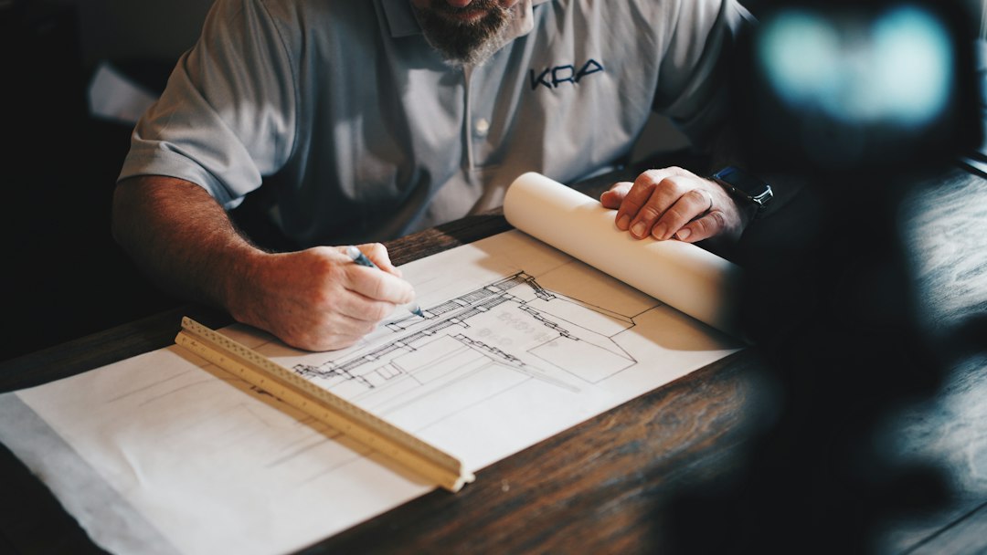 Profesional del sector construcción trabajando con planos y documentos de proyecto